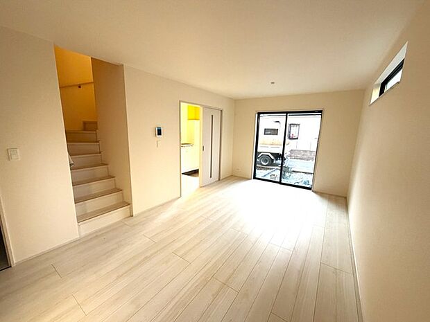 リビング空間とダイニング空間とか使い分けやすい間取り配置。対面式でキッチン立つ人の視界も良好です。