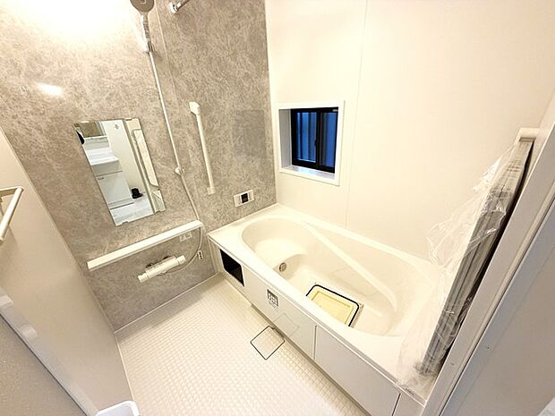 一日の疲れを癒す浴室は、広々1坪以上。 