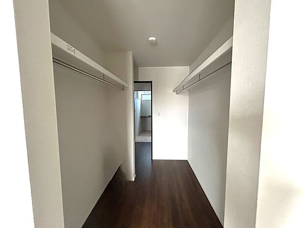 収納上手さんの御用達、大型ウォークインクローゼット。