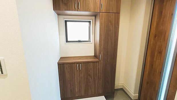 シンプルなデザインの玄関収納。 