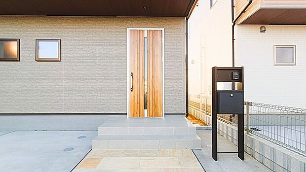 この扉を開けると、新築の木の匂いが待ってます。 