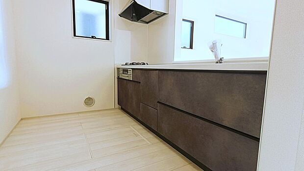 キッチン裏の空間もしっかり確保。カップボードも大きなものを置けそうです。 