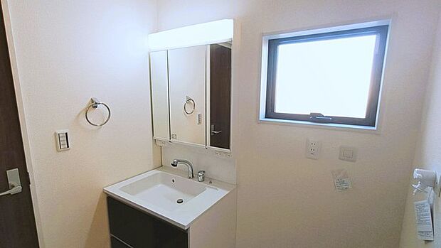 三面鏡にハンドシャワー付き、 使いやすい洗面台。 