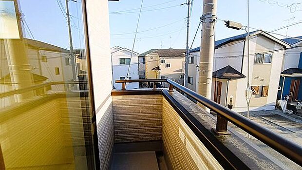 南側に面したワイドな幅のバルコニー、カラッと洗濯物が乾きそう。 