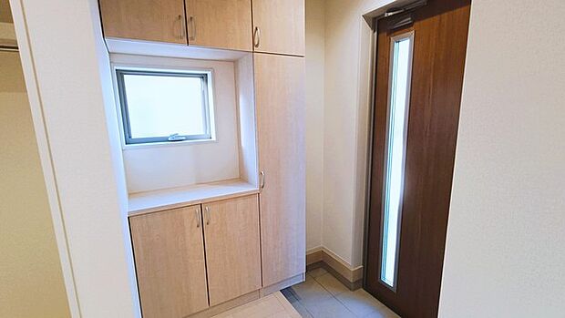 シンプルなデザインの玄関収納。 