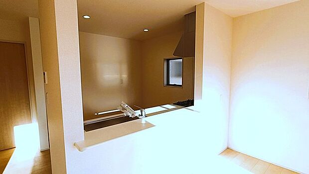 料理をしながらでも、ご家族との会話を楽しめる対面キッチン。 