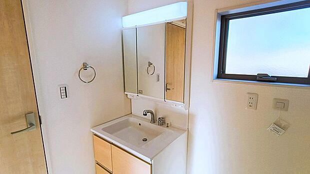 たっぷりの収納を設けたシャワー付洗面台で快適な暮らし。 