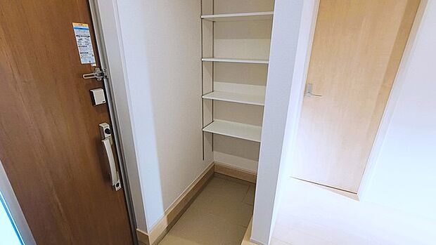 玄関横にシューズインクローク付き、雨具や三輪車を置いても余裕の広さ。 