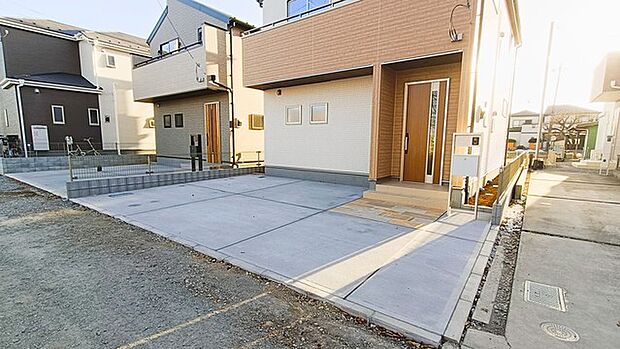 駐車場は2台まで駐車可能。マイカーの車幅もお確かめください。 