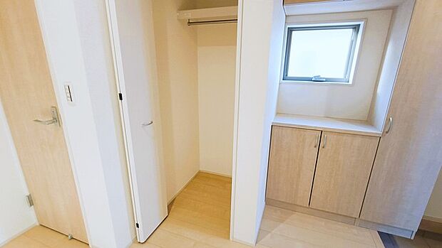 廊下や玄関の共用部には、こんな収納があるととっても便利です。 