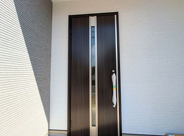 ポーチのついた新築分譲物件。玄関の印象はいかがでしょうか?入口からご覧ください。