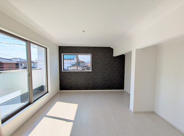 広々バルコニーから、たっぷり太陽の恵みが得られ、心地よい風が舞い込みます。 