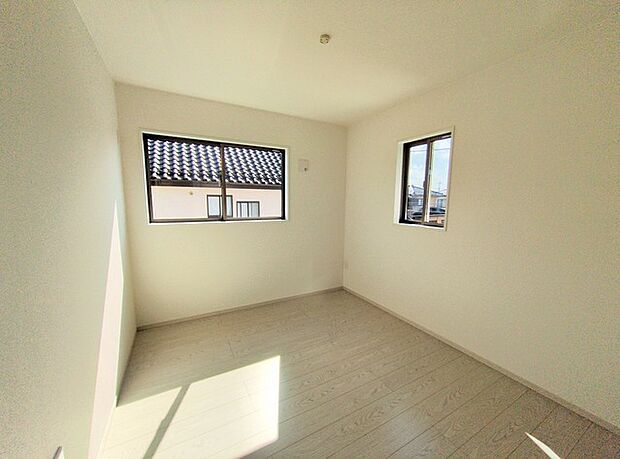 新築の木の匂いのする室内。写真では伝わらないので、ぜひ現地でお確かめください。