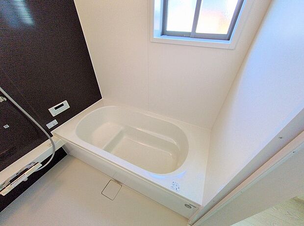 広々1坪タイプのゆったり浴室ユニットは半身浴もゆっくり楽しめるベンチバス仕様。防カビ・抗菌素材なのもうれしい。 