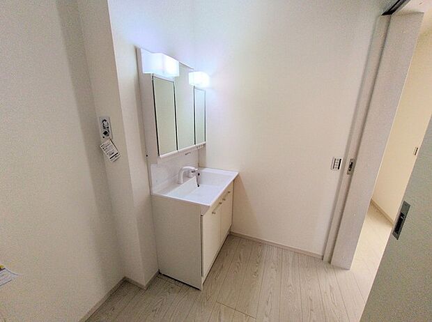 収納豊富な三面鏡付洗面化粧台。水回りのあれこれがキレイに収まりそうですね。 