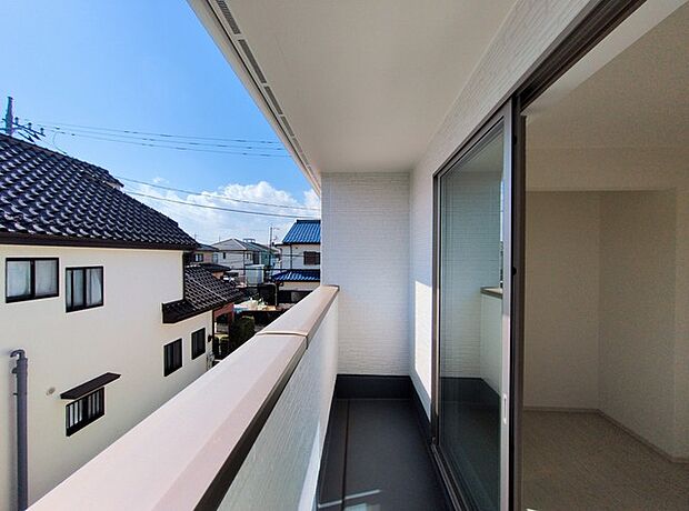 南面に広がるワイドバルコニー、明るい空間でのびのび過ごせるプランです。 