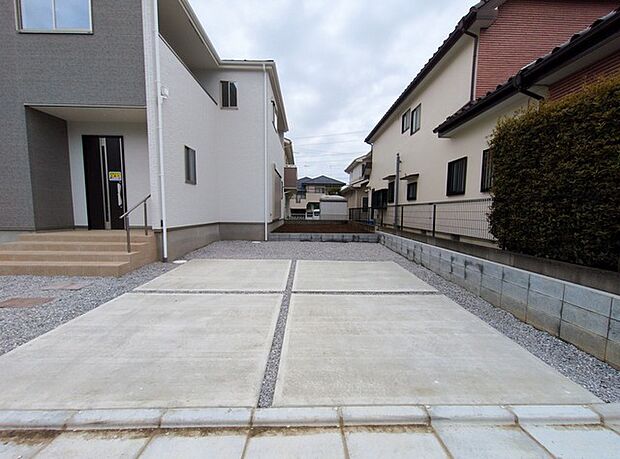 並列2台駐車可能な、ゆとりのカースペースがここに。 