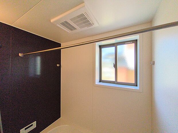 バスユニット1坪タイプ、浴室乾燥機、手すり付き。