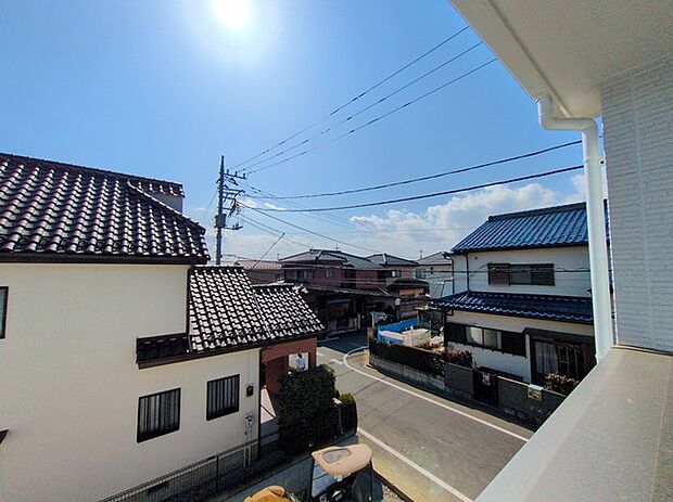 前面の住まいとの距離感があるから、圧迫感を感じません。 