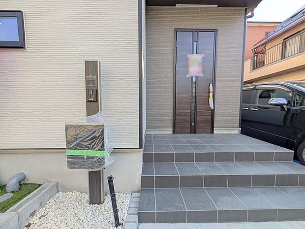 ポーチのついた新築分譲物件。玄関の印象はいかがでしょうか？入口からご覧ください。 