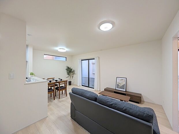 大画面ＴＶの配置も可能なワイドリビングは約15.5帖。 