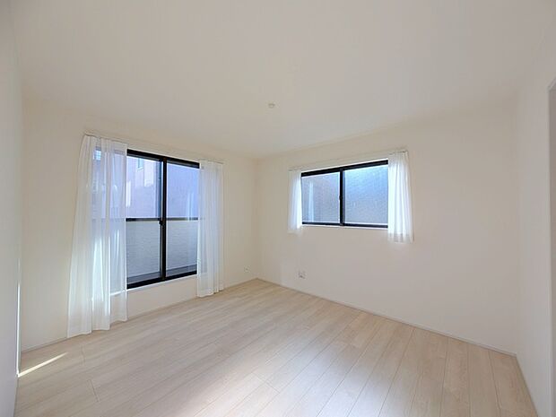 広々バルコニーから、たっぷり太陽の恵みが得られます。 