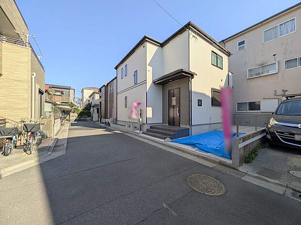 住民の方が主に利用する交通量少なめの道路に面してます。 