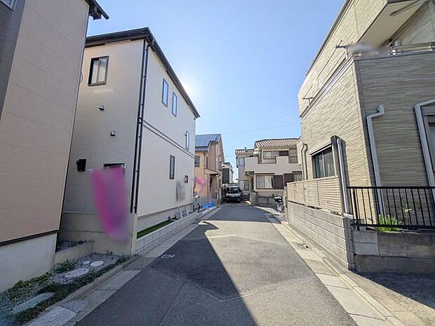 幅員の狭い道ですが、車通りの少ない住宅街に立地してます。 