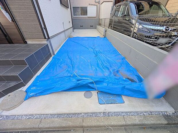 マイカースペースを1台分確保。現地で車幅と共にご確認ください。 