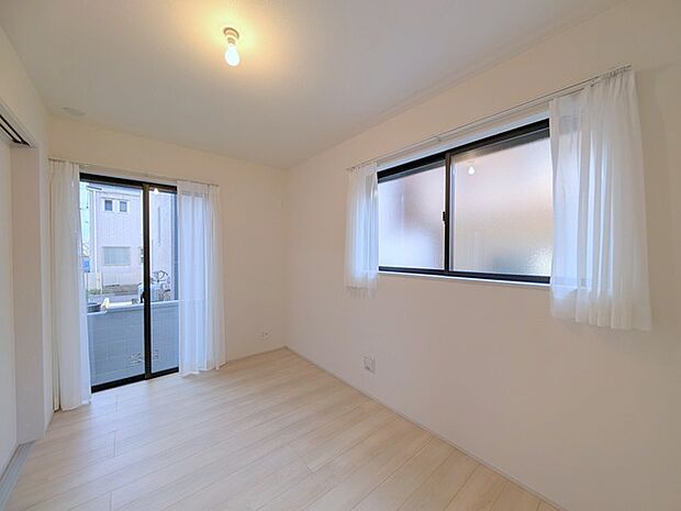 こちらの洋室は誰にも使いやすいサイズ感、5.06帖です。 