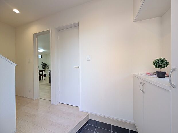 玄関を開けたらシューズボックス、使いやすい配置です。 