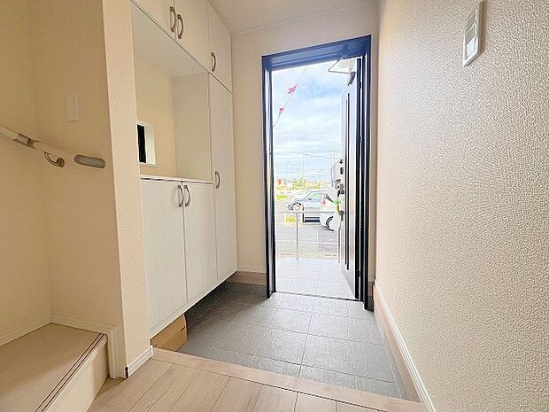 誰も住んだことのない家の玄関スペース。あたらしい木のにおいを感じていただけると思います。