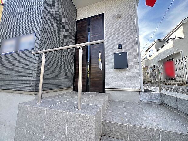 この扉を開けると、新築の木の匂いが待ってます。 