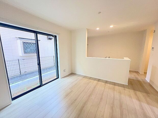 キッチンのすぐ隣りにあるダイニングスペース。家事動線が短くて使いやすい配置です。 