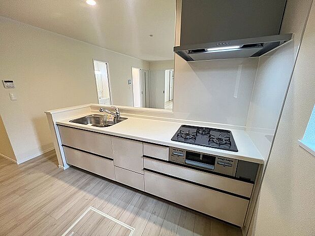 リビングで遊ぶお子様を見守りながらお料理ができる、対面キッチン。 