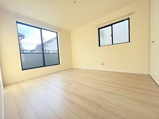 バルコニーからはたっぷりと太陽の光が舞い込みます。 