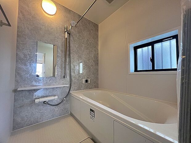 広々1坪タイプのゆったり浴室ユニット。防カビ・抗菌素材なのもうれしい。 