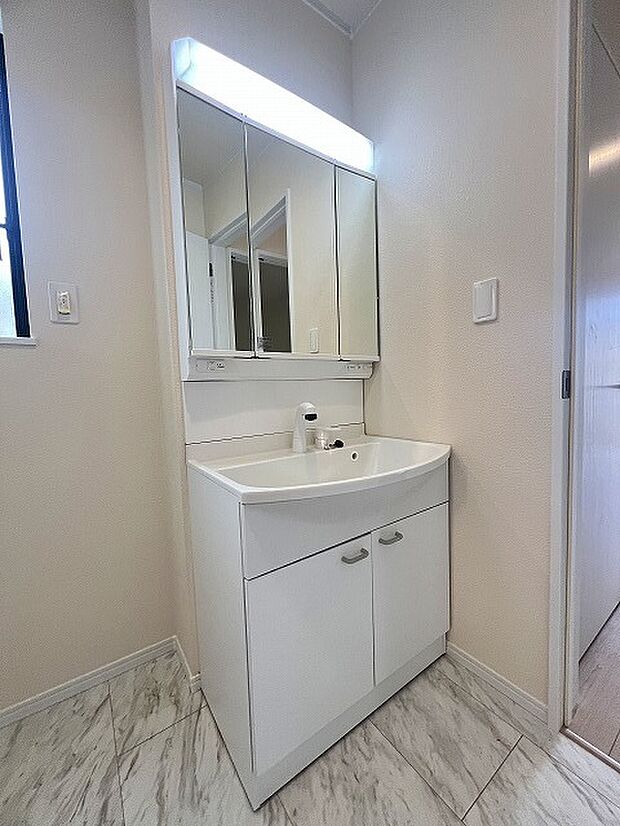 たっぷりの収納を設けたシャワー付洗面台で快適な暮らし。 