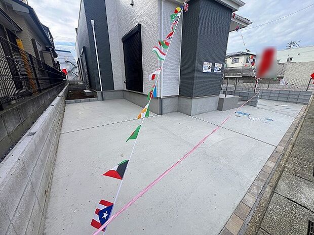 駐車場は2台まで駐車可能。マイカーの車幅もお確かめください。 