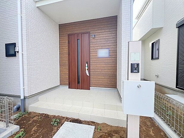 新築の玄関扉。きっと今のお家より重厚感が違います。 