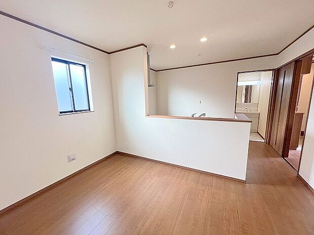 新築の木の匂いのする室内。写真では伝わらないので、ぜひ現地でお確かめください。