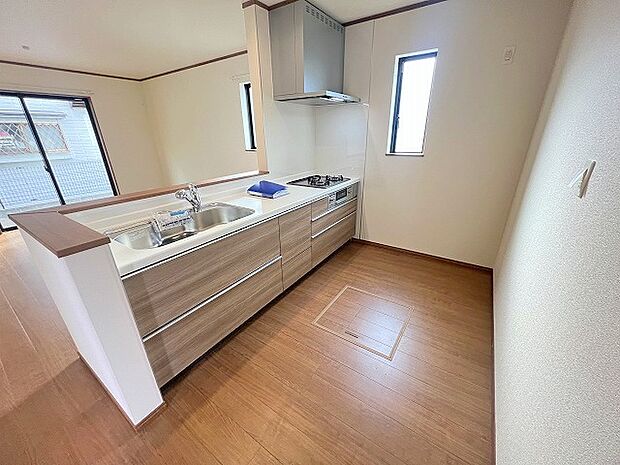 吊戸棚で視界を遮らず、パノラマ感を重視したタイプのキッチンスペース。