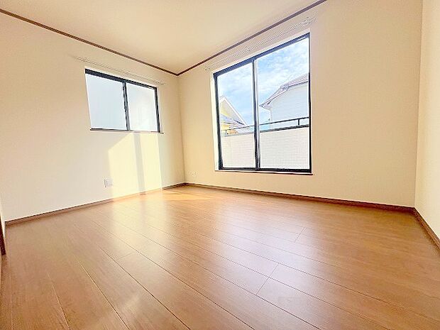 こちらの洋室は誰にも使いやすいサイズ感、6帖です。