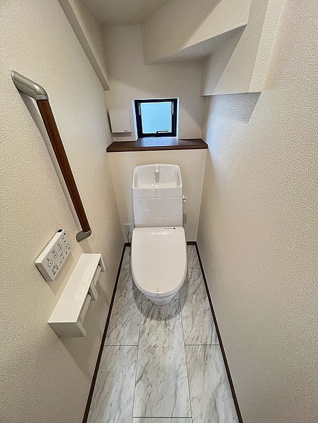 お掃除らくらく。便座脇の操作盤をなくした、リモコンタイプのお手洗い。 