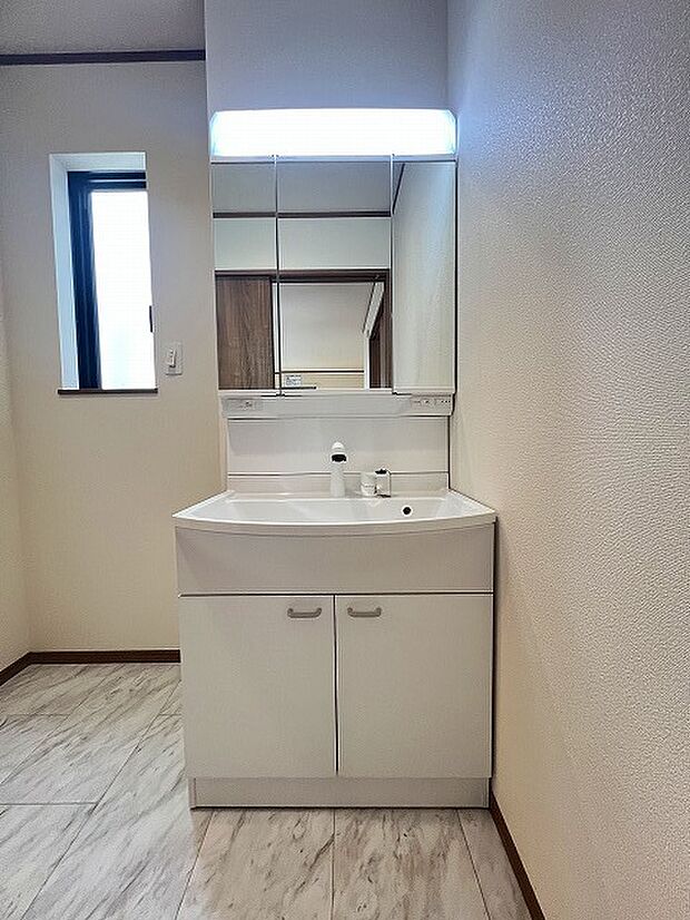 洗面化粧台は清潔感の漂うホワイトをベースカラーに、シンプルなデザインで。