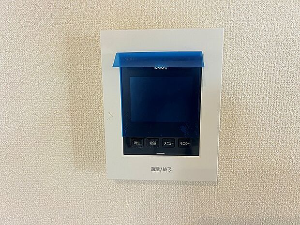 来客がカラーでわかるインターフォン。防犯面においてカメラがあることは嬉しいですね。