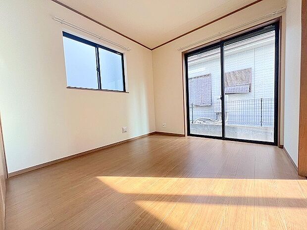 南向きの大きな窓から、たっぷりの陽射しが射し込みますね。 