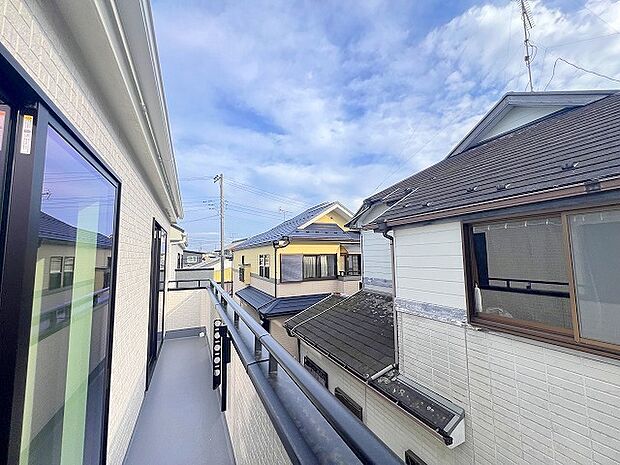 低層住居専用地域ならではのベランダの光景。辺りには高い建物がありません。 