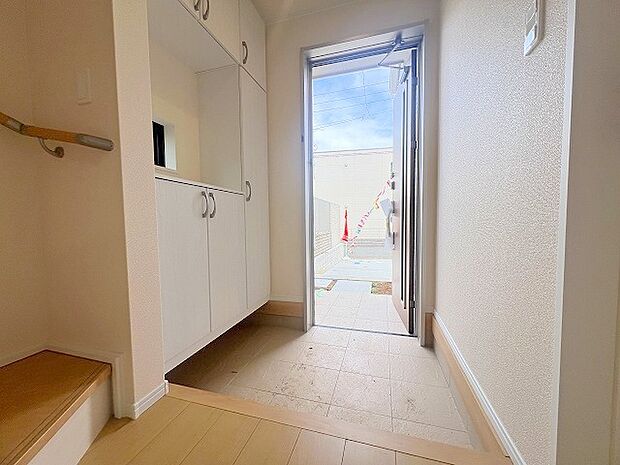 誰も住んだことのない家の玄関スペース。あたらしい木のにおいを感じていただけると思います。 