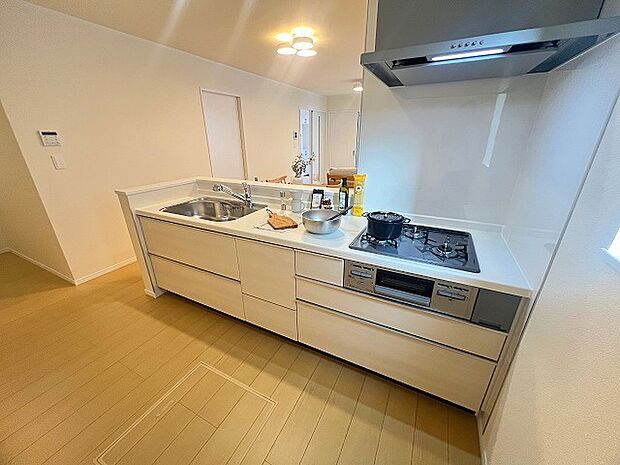 リビングで遊ぶお子様を見守りながらお料理ができる、対面キッチン。 